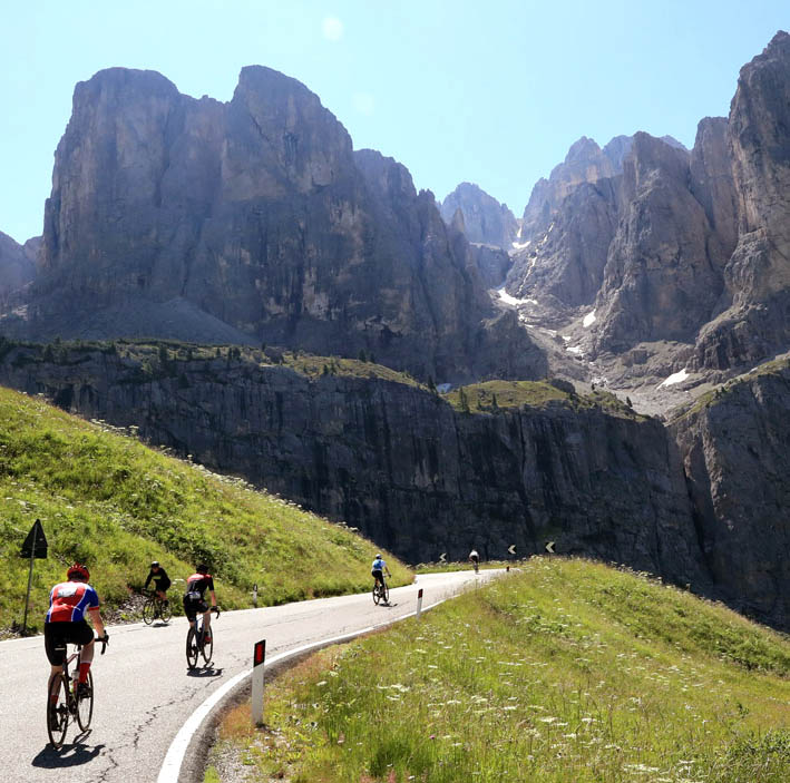 Syklister på Sellaronda-terrrenget i Dolomittene